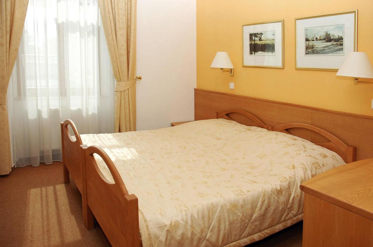 Hotel Restaurant Modra Hvezda Dobrany  Exterior photo